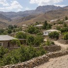 Urmând poteca prin Ukhum, călătorii întâlnesc case din piatră și pământ, grădini de legume și pomi fructiferi: o comunitate unită, așezată printre munții arizi Nuratau.