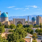 Primele cupole turcoaz anunță centrul monumental al Samarkandului, unde negustori, popoare și culturi diferite s-au întâlnit timp de secole pe Drumul Mătăsii.