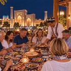 Ziua continuă cu cina într-un restaurant local, o ocazie de a savura bucătăria uzbecă și de a împărtăși primele impresii despre sosirea în Samarkand.