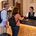 După-amiază, vă luați rămas-bun de la Ukhum și plecați cu microbuzul spre Samarkand. Casele satului și Munții Nuratau însoțesc ultimele clipe în vale.