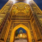 Apropiindu-vă de mausoleu, portalul dezvăluie rafinamentul artei timuride, prin mozaicuri, motive florale și forme geometrice care încadrează intrarea în complex.