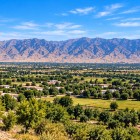 Peisajul se schimbă pe drum: dealurile aride lasă loc câmpurilor, livezilor și micilor așezări rurale, dezvăluind latura verde și agricolă a Uzbekistanului.