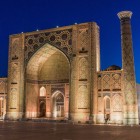 Vizita începe la Madrasa Ulugbek, cea mai veche din Registan. Construită în secolul al XV-lea, a fost un important centru de studiu asociat conducătorului și astronomului Ulugbek.