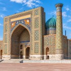 În fața Madrasei Ulugbek se află Madrasa Sher-Dor, construită în secolul al XVII-lea și recunoscută după portalul monumental decorat cu celebrele feline și sori cu chip uman.