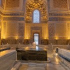 În inima Gur-e Amir se află cenotafurile lui Tamerlan și ale familiei sale. Celebra lespede întunecată indică simbolic locul de înmormântare al marelui cuceritor.
