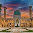 Marele portal introduce vizitatorul în Gur-e Amir, mausoleul dinastic al Timurizilor: faianța, motivele geometrice și inscripțiile anticipează bogăția decorativă a complexului.
