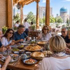 După vizitarea Registanului, traseul face o pauză pentru prânz la restaurant, cu preparate din bucătăria uzbecă și un moment convivial înainte de a continua descoperirea Samarkandului.