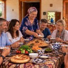 Întorși la guesthouse după drumeție, ziua se încheie cu cina pregătită de gazde, o experiență autentică a ospitalității și vieții de familie uzbece.