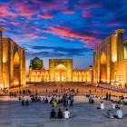 După cină, Samarkandul iluminat dezvăluie primul său farmec. Arhitectura Drumului Mătăsii anticipează minunile ce vor fi descoperite în ziua următoare.