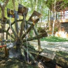 Marea roată de apă introduce vizitatorii în procesul artizanal de producere a hârtiei de Samarkand, realizată prin tehnici inspirate din tradiția care a făcut orașul celebru de-a lungul Drumului Mătăsii.