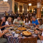 După încheierea vizitelor, grupul se reunește pentru cină într-un restaurant tradițional din Samarkand, savurând specialități uzbece înainte de întoarcerea la hotel.