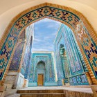 Privite de aproape, mozaicurile, inscripțiile și motivele geometrice dezvăluie nenumărate nuanțe de albastru: detalii care fac din Shakhi Zinda unul dintre cele mai remarcabile exemple ale artei decorative din Samarkand.