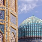 Vizita permite admirarea de aproape a faianței, mozaicurilor și motivelor geometrice: o bogăție decorativă ce transforma arhitectura într-o expresie a prestigiului timurid.