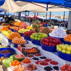 Plimbarea continuă prin sectorul de fructe, printre pepeni, pepeni verzi, piersici, caise și alte produse cultivate în regiunile fertile ale Uzbekistanului.