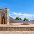Pe măsură ce ne apropiem, apare structura care protejează vestigiile giganticului sextant al lui Ulugh Beg, conceput pentru măsurarea cu o precizie extraordinară a poziției astrelor.