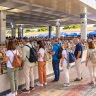 În interiorul Bazarului Siyab, grupul se plimbă printre șiruri de tarabe pline cu produse locale, descoperind culorile, aromele și micile gesturi ale vieții cotidiene din Samarkand.