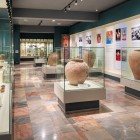 În sălile muzeului, ceramica și descoperirile arheologice povestesc viața vechiului Afrosiab și legăturile comerciale și culturale dezvoltate de-a lungul Drumului Mătăsii.
