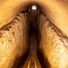În interior apare secțiunea subterană a marelui arc astronomic: două trasee paralele urmează curbura instrumentului folosit odinioară de astronomii lui Ulugh Beg.