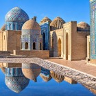 Privite de aproape, mozaicurile, inscripțiile și motivele geometrice dezvăluie nenumărate nuanțe de albastru, transformând Shah-i-Zinda într-o capodoperă a artei decorative.