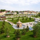 Apropiindu-ne, întâlnim clădirea simplă din cărămidă ce adăpostește lungul mormânt atribuit tradițional profetului Daniel, figură comună celor trei religii monoteiste.