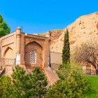 După vizitarea observatorului, traseul continuă spre Mausoleul Sfântului Daniel, înconjurat de verdeață și accesibil prin alei și scări care conduc spre sanctuar.