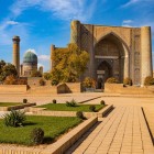 După-amiază se ajunge la Moscheea Bibi-Khanym, un grandios proiect din epoca lui Tamerlan, impresionant și astăzi prin dimensiunile monumentale ale portalurilor și cupolelor sale.