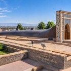 De sus se pot înțelege mai bine structura Observatorului lui Ulugh Beg și dimensiunile impresionante ale instrumentului astronomic care ocupa odinioară centrul complexului.