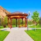 Vizita continuă prin grădinile liniștite ale complexului, printre copaci, alei și pavilioane: un cadru intim care evidențiază caracterul spiritual al locului.