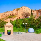 Complexul Sfântului Daniel se întinde la poalele colinei, printre grădini și mici edificii sacre, într-un loc venerat de musulmani, creștini și evrei.