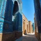 Intrând în complex, traseul se îngustează printre portaluri monumentale și pereți acoperiți cu mozaicuri. Fiecare pasaj dezvăluie noi mausolee și decorațiuni diferite.