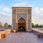 Portalul decorat conduce spre partea conservată a instrumentului astronomic: dincolo de intrare, traseul coboară spre ceea ce a rămas din monumentala structură realizată în secolul al XV-lea.