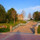 Ziua începe urcând spre Observatorul lui Ulugh Beg, unde, în secolul al XV-lea, suveranul astronom a transformat Samarkandul într-unul dintre marile centre științifice ale Asiei Centrale.