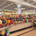 Condimente, leguminoase, fructe uscate și dulciuri tradiționale umplu tarabele din Siyab: o oprire care permite descoperirea Samarkandului și prin aromele sale.