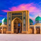 Descoperirea orașului vechi începe la complexul Khast-Imam, centrul religios al Tașkentului, caracterizat de portaluri monumentale și inconfundabile cupole turcoaz