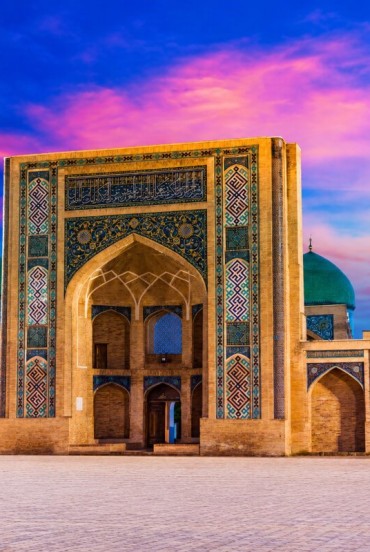 Descoperirea orașului vechi începe la complexul Khast-Imam, centrul religios al Tașkentului, caracterizat de portaluri monumentale și inconfundabile cupole turcoaz