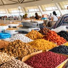 Intrând în Bazarul Chorsu, tarabele cu fructe uscate, nuci, leguminoase și mirodenii introduc în culorile, aromele și ingredientele tradiției gastronomice uzbece.