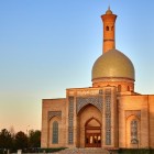 Dintr-o perspectivă diferită, Moscheea Tilla-Sheykh dezvăluie cupola mare și minaretul, aprofundând descoperirea arhitecturii complexului Khast-Imam.