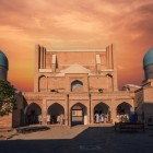 În interiorul Khast-Imam, curțile, portalurile și cupolele ilustrează arhitectura religioasă a capitalei și introduc în istoria islamică a Uzbekistanului.
