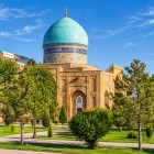 Înconjurat de verdeață, Mausoleul Kaffal Shashi este dedicat uneia dintre cele mai importante personalități religioase din istoria Tașkentului și completează vizita la Khast-Imam