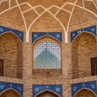Vizita permite observarea de aproape a arcadelor, bolților din cărămidă și inserțiilor de majolică, detalii care înfrumusețează clădirile istorice ale Khast-Imam.