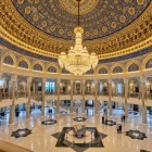 Intrând în Muzeul Amir Timur, marea sală centrală impresionează prin cupola fin decorată și candelabrul monumental, introducând colecțiile dedicate epocii timuride.