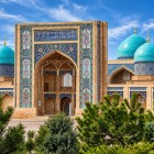 Continuând printre clădirile Khast-Imam, o nouă perspectivă reunește portaluri, cupole turcoaz și grădini în principalul centru religios al Tașkentului.
