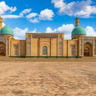 Apropiindu-ne de Khast-Imam, marele portal introduce clădirile religioase ale complexului, printre decorațiuni geometrice, plăci de majolică și arhitectură de tradiție islamică.