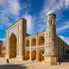 Traseul permite observarea Madrasei Kukeldash dintr-o altă perspectivă, evidențiind portalul, fațadele din cărămidă și formele sale arhitecturale.