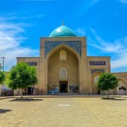 Din grădinile complexului, Mausoleul Kaffal Shashi se dezvăluie dintr-o nouă perspectivă, cu portalul monumental și cupola care se ridică deasupra clădirii.