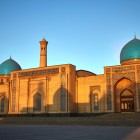 Traseul continuă spre Moscheea Tilla-Sheykh, un important lăcaș de cult al complexului Khast-Imam, legat de istoria religioasă a capitalei uzbece.