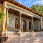 Vizita continuă la Muzeul Artelor Aplicate din Tașkent, găzduit într-o clădire bogat decorată, unde majolica și sculpturile în lemn anticipează colecțiile păstrate în interior.