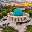 Traseul continuă spre Muzeul Amir Timur, ușor de recunoscut datorită cupolei mari turcoaz și arhitecturii circulare, dedicat istoriei lui Timur și dinastiei timuride.