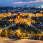 Turul părăsește orașul vechi și ajunge în Piața Amir Temur, unul dintre spațiile centrale ale Tașkentului, înconjurat de bulevarde, grădini și clădiri reprezentative ale capitalei.