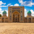 Madrasa Barak-Khan se remarcă prin portalul decorat și cupolele turcoaz, mărturie a patrimoniului religios păstrat în orașul vechi din Tașkent.